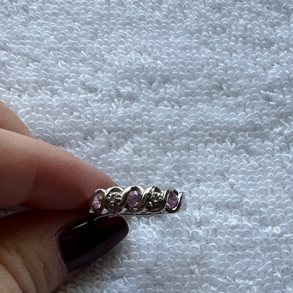 Elegant white gold ring with Pink Sapphires and diamond chips